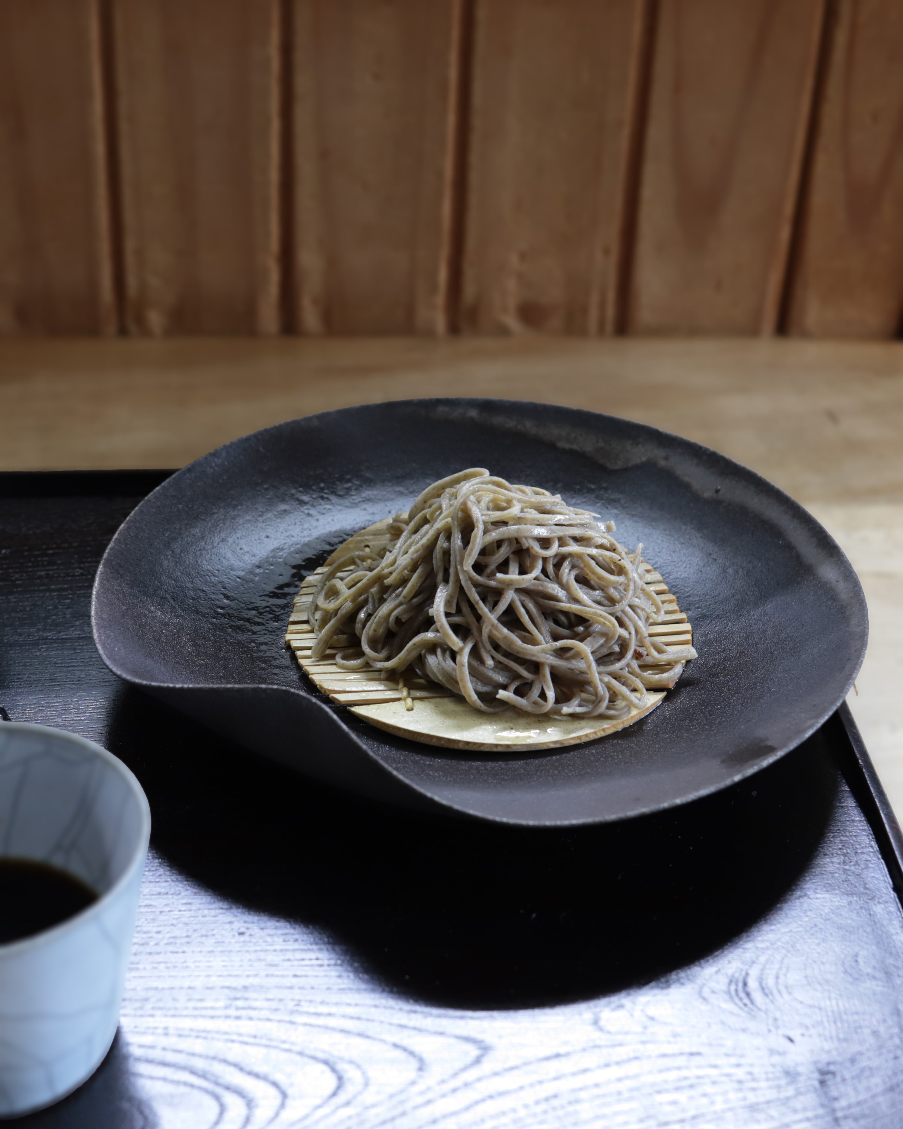 高田志保　2501 黒釉８寸たわみ皿