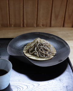 高田志保　2501 黒釉８寸たわみ皿
