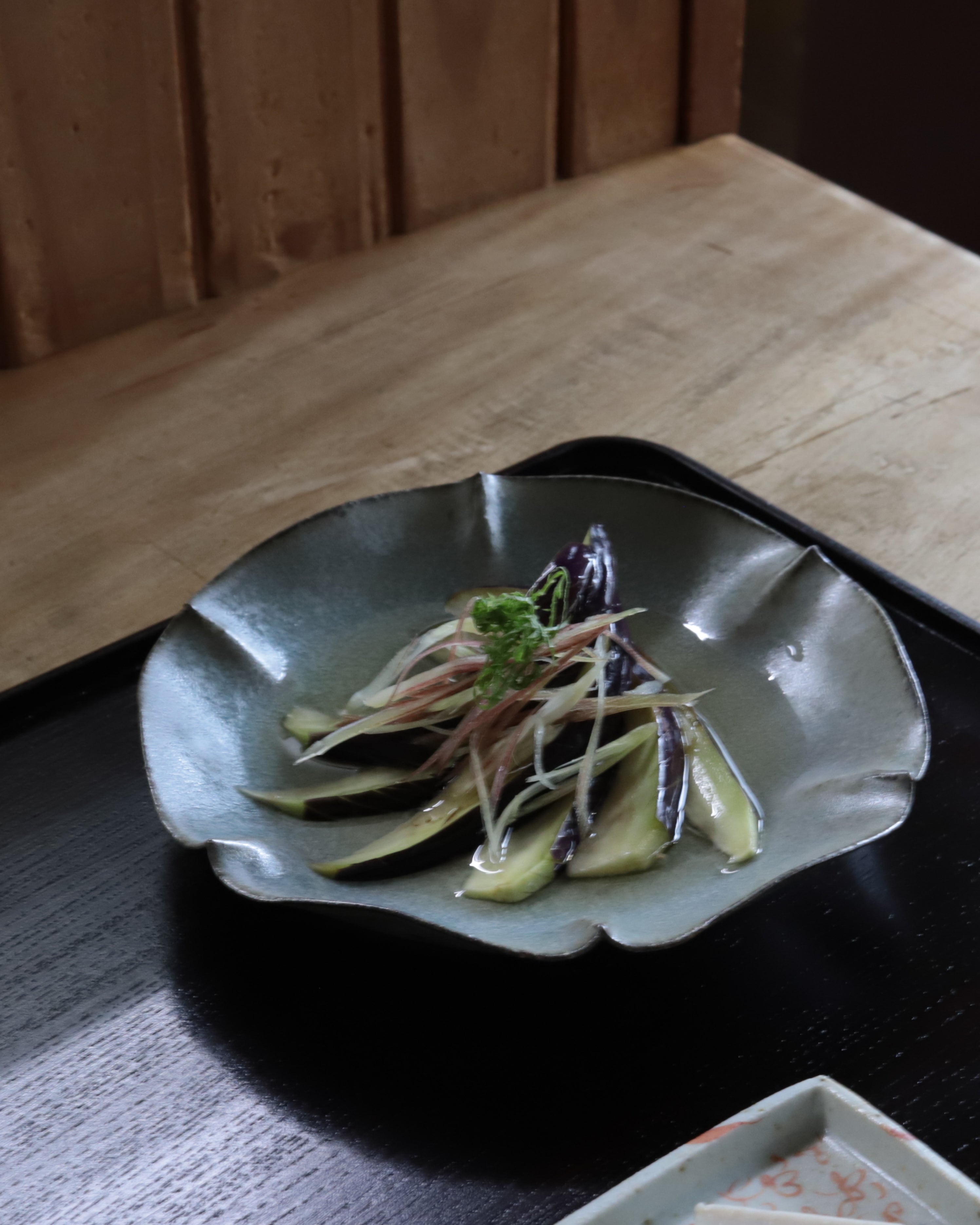 高田志保　2504 灰釉６弁６寸皿