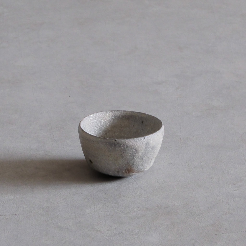 2508 上野剛児 粉引ぐい呑み04– かたくち屋 ほとり - 片口, etc.