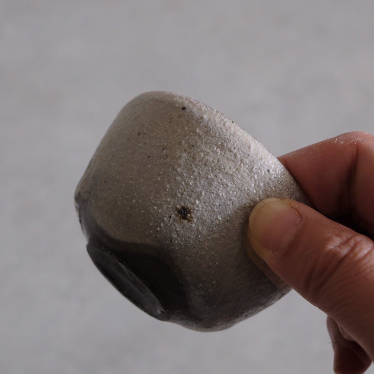 2508 上野剛児 粉引ぐい呑み04– かたくち屋 ほとり - 片口, etc.