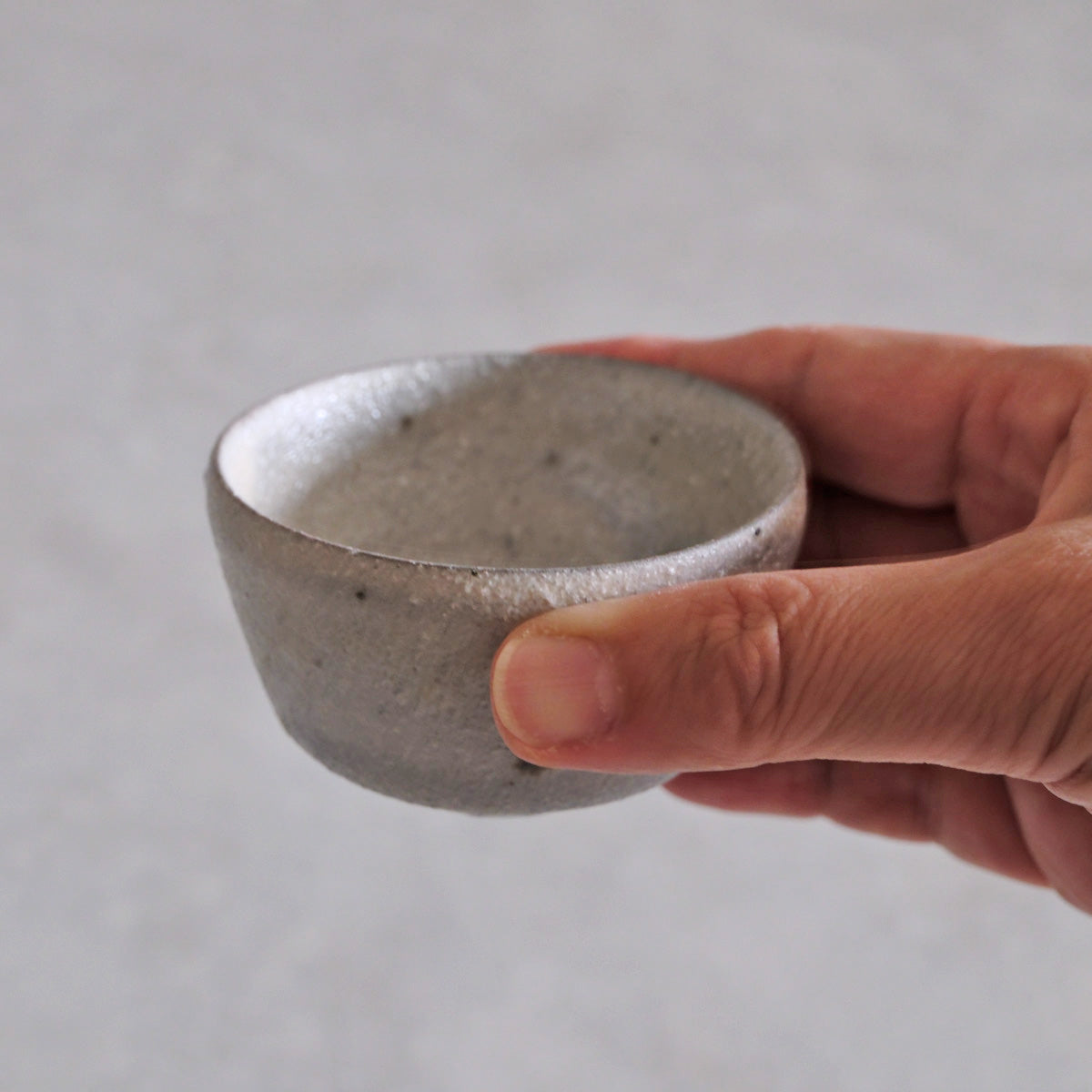 A58ぐい呑 2508 上野剛児 粉引ぐい呑み04– かたくち屋 ほとり - 片口, etc.