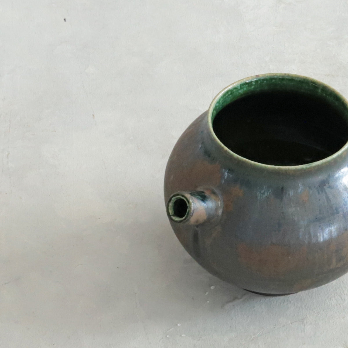 黒木泰等　2505 織部口付注器