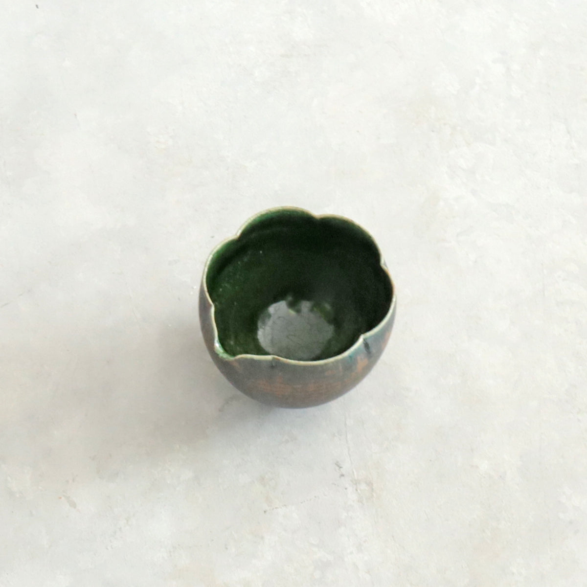 黒木泰等　2507 織部鉄鉢形輪花片口