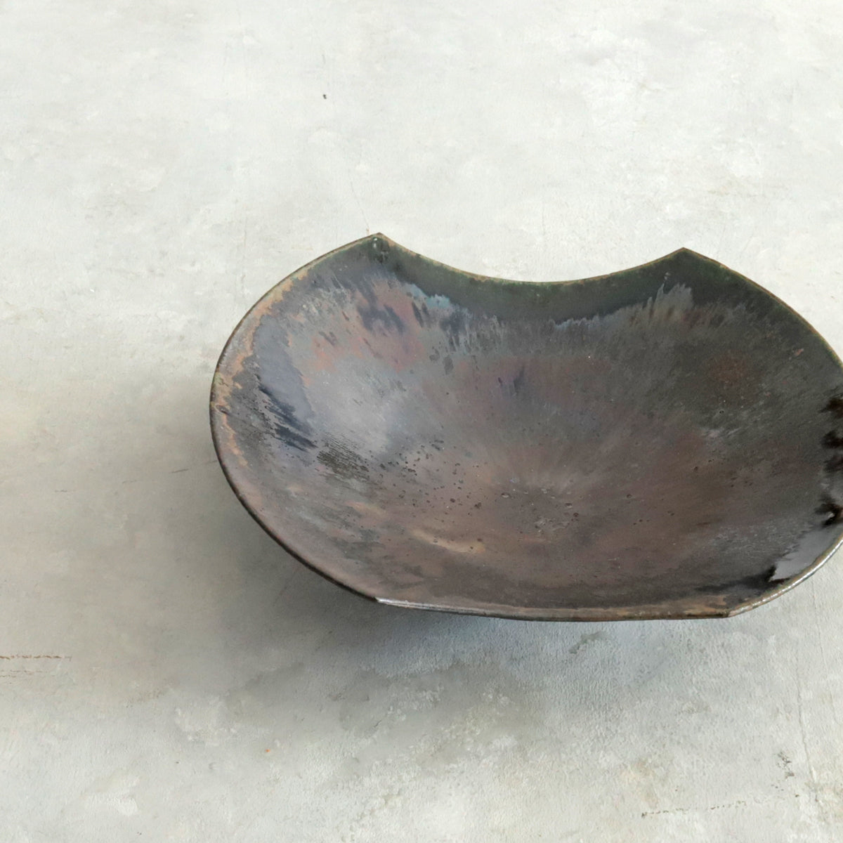 黒木泰等　2511 鉄黒釉分銅形浅鉢
