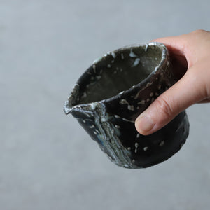 大原光一　2517 線紋黒鉄釉片口（筒）