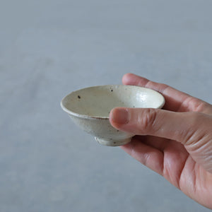 鈴木智尋　2506 粉引平盃 02