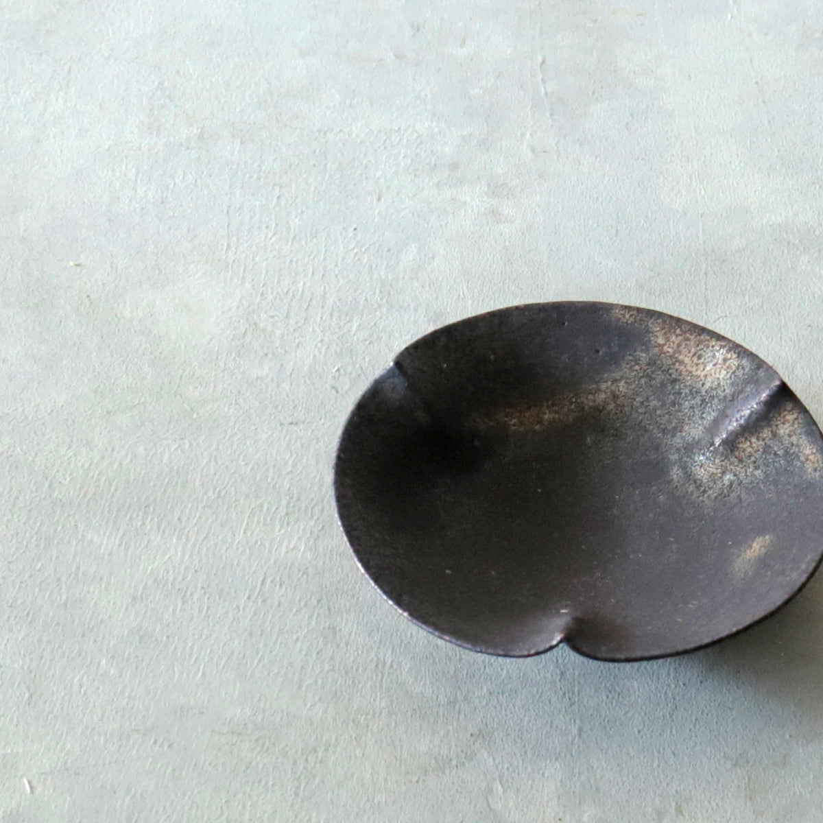 高田志保　2503 黒釉３弁浅豆鉢