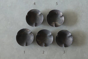 高田志保　2503 黒釉３弁浅豆鉢