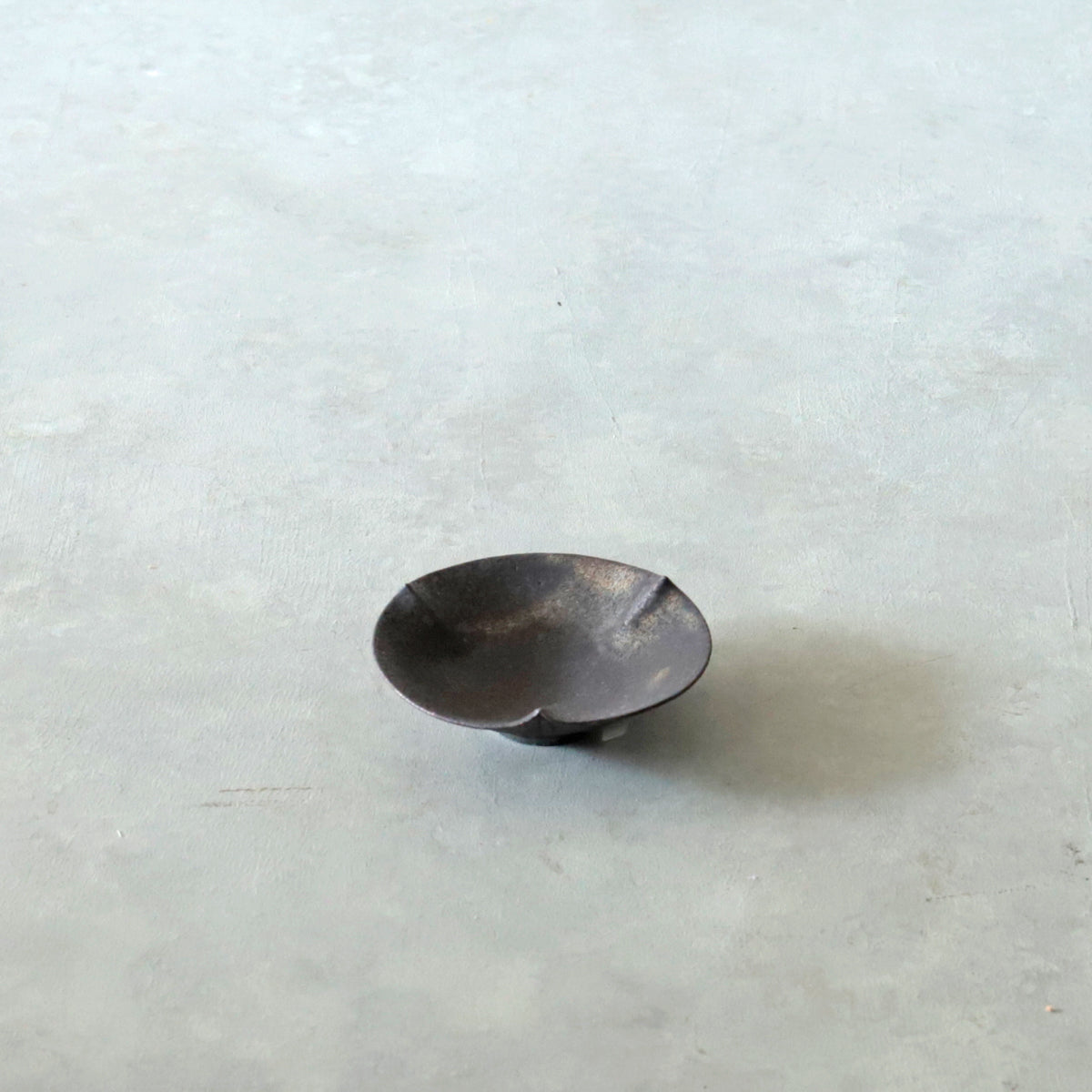 高田志保　2503 黒釉３弁浅豆鉢