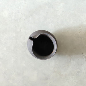 高田志保　2512 黒釉片口 01