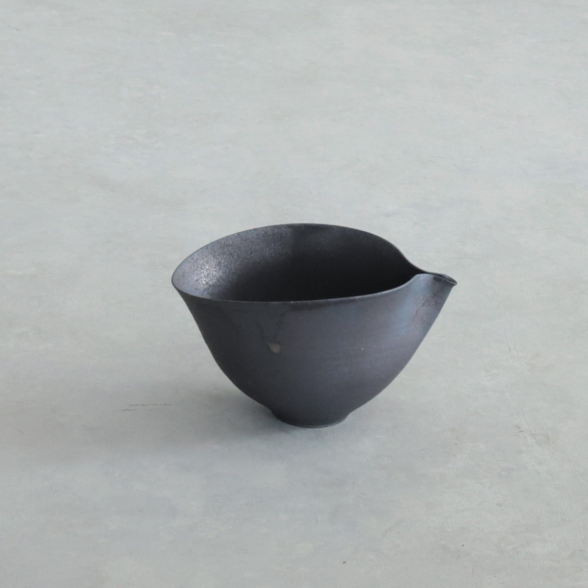 高田志保　2512 黒釉片口 03