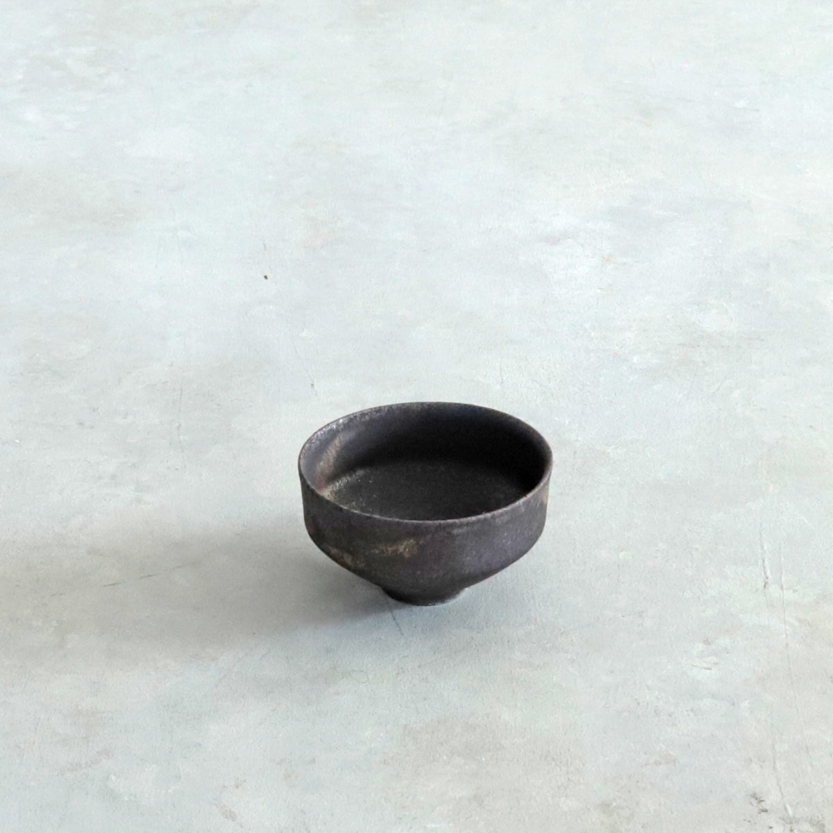 高田志保　2513 黒釉ぐいのみ 03
