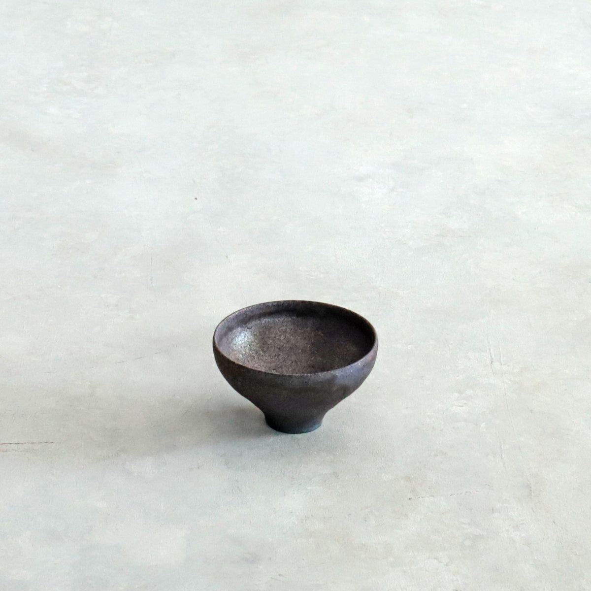 高田志保　2513 黒釉ぐいのみ 04