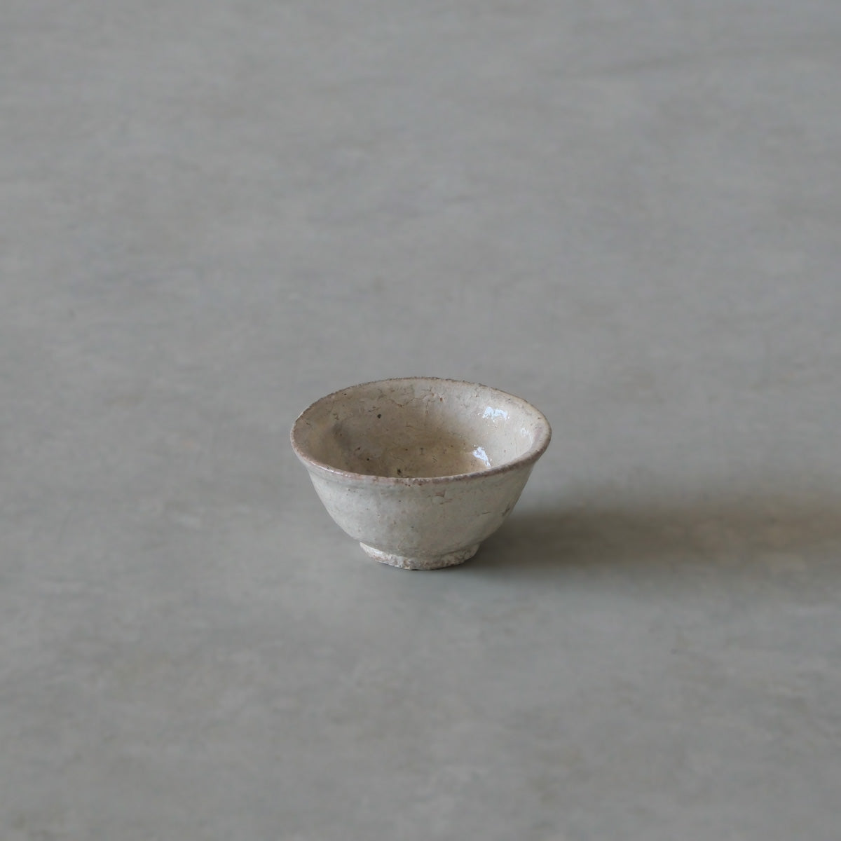 2508 上野剛児 粉引ぐい呑み07– かたくち屋 ほとり - 片口, etc.