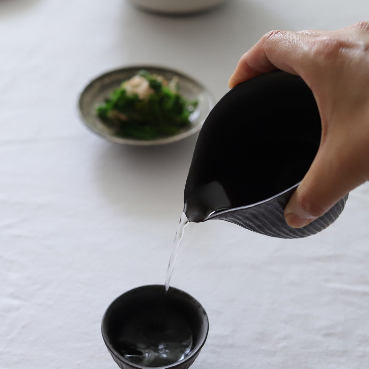 鈴木進　金彩釉涙型しのぎ片口