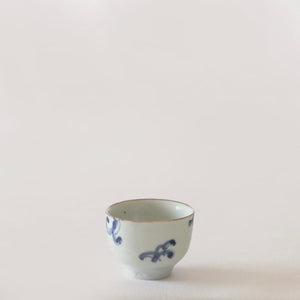 佐藤もも子　染付ぐいのみ 01