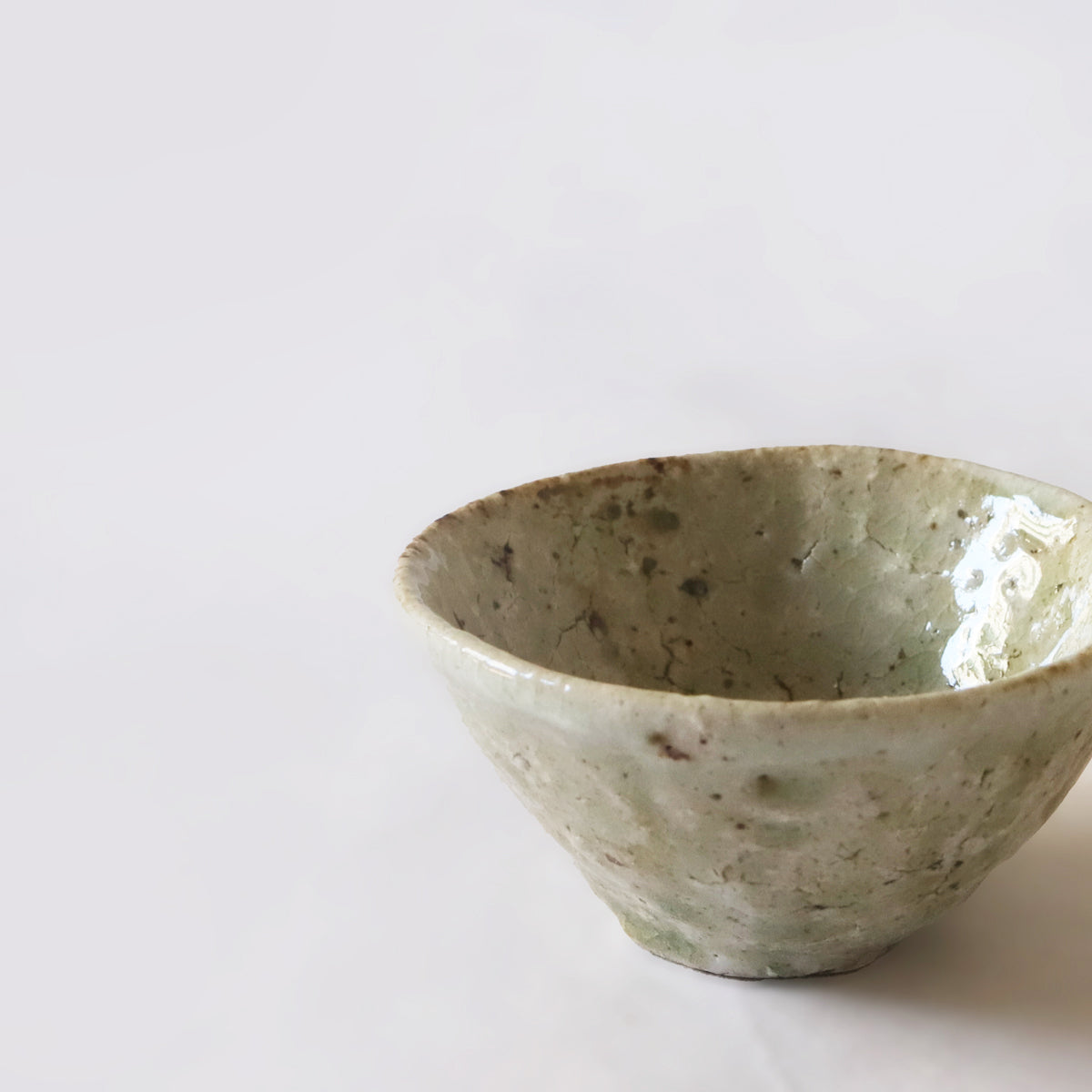 鶴見宗次　ぐいのみ（白）