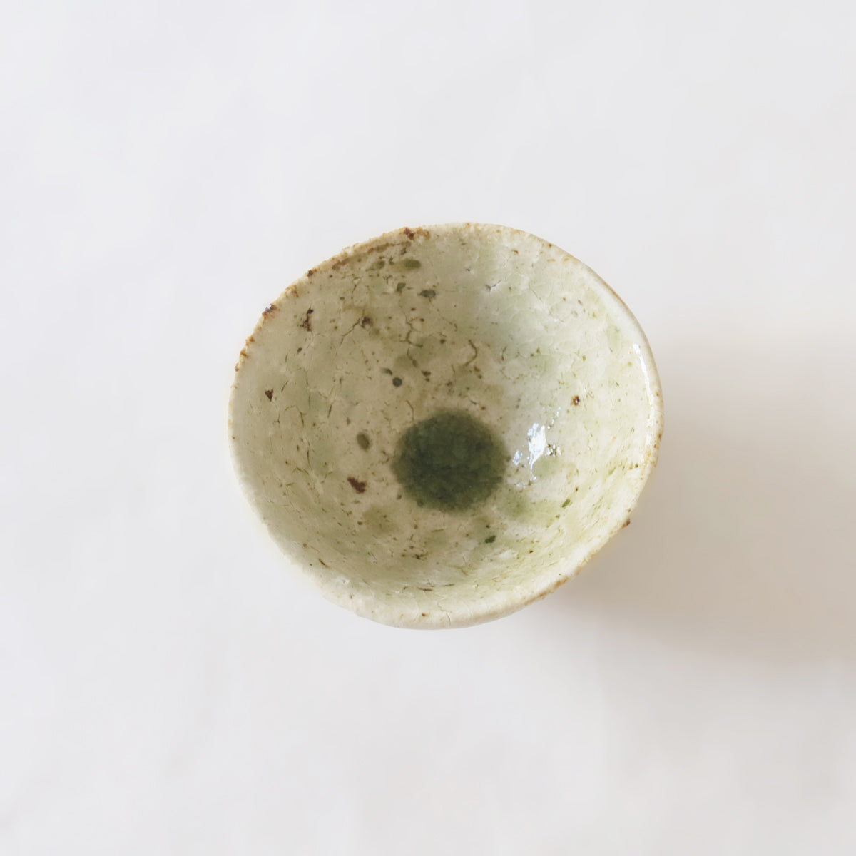 鶴見宗次　ぐいのみ（白）