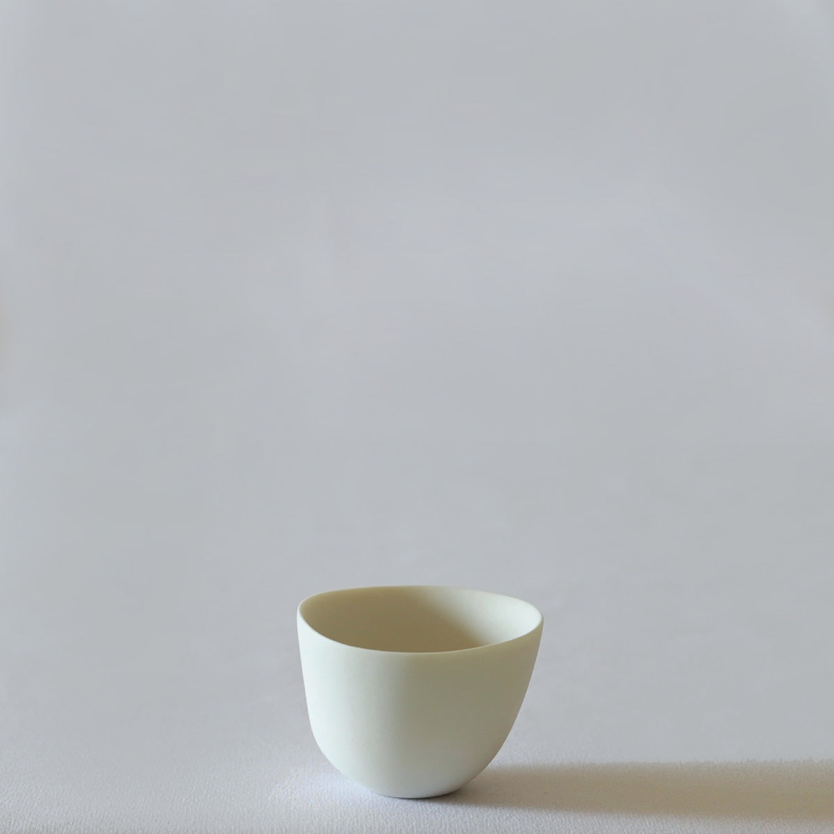 打田　翠　壁掛花器陶器オブジェ 曲線形状 白灰色 打田 翠 壁掛花器陶器オブジェ 曲線形状 白灰色 打田 翠 Midori